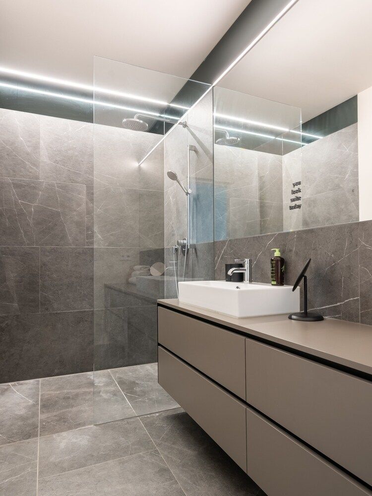 Limehome Linz Schillerstrasse Suite M with sofa bed 9