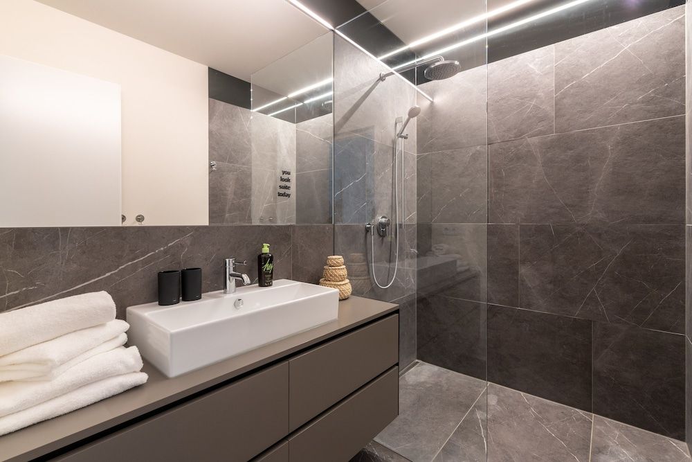 Limehome Linz Schillerstrasse Suite M with sofa bed 11