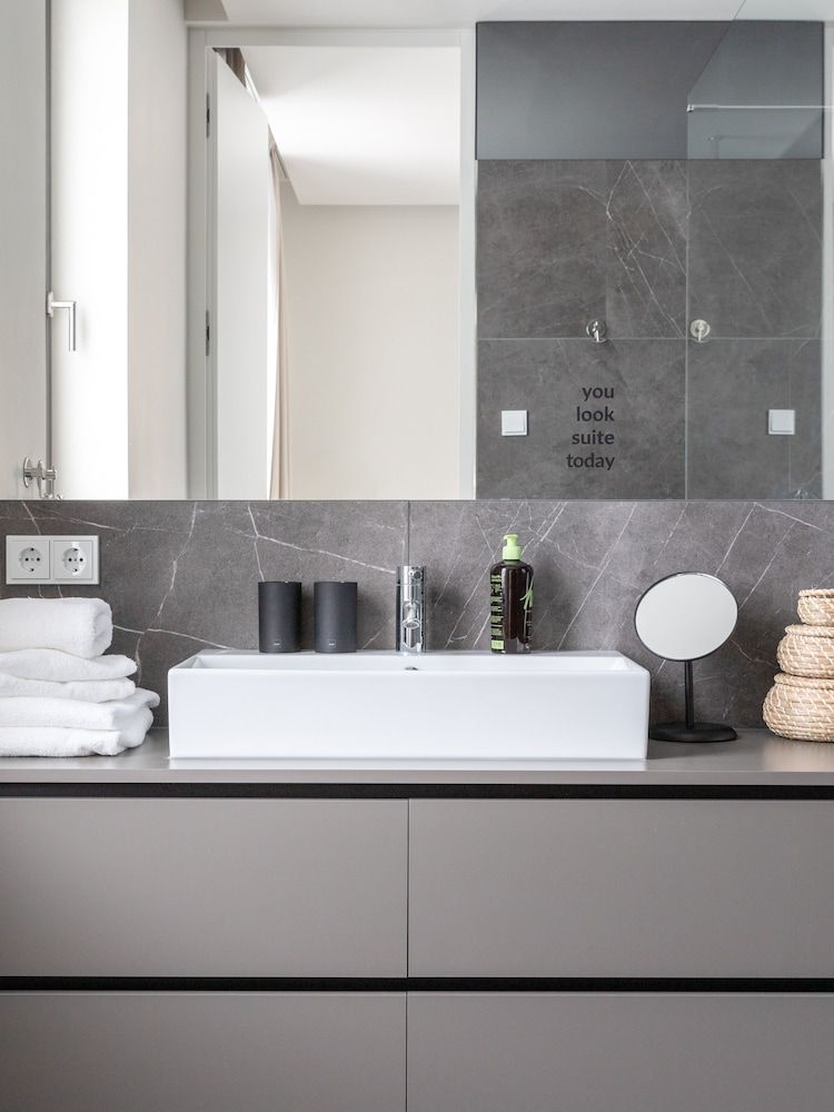 Limehome Linz Schillerstrasse One-Bedroom Suite XL with balcony 12