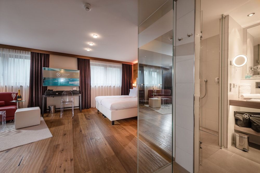 Junior Suite, 1 King Bed (Lifestyle Large)