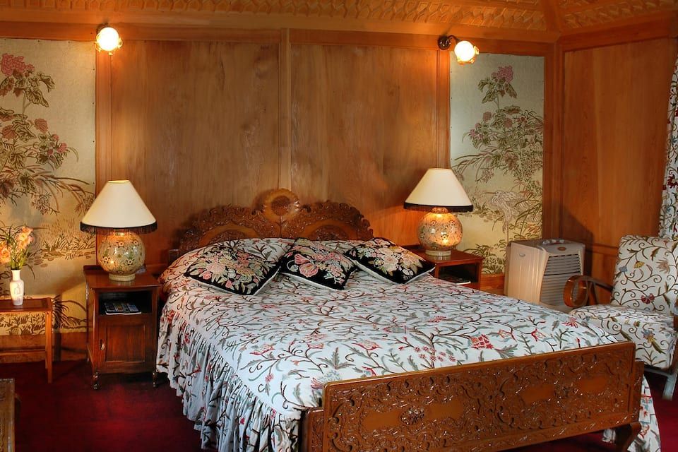 WelcomHeritage Gurkha Houseboats Deluxe Room 5