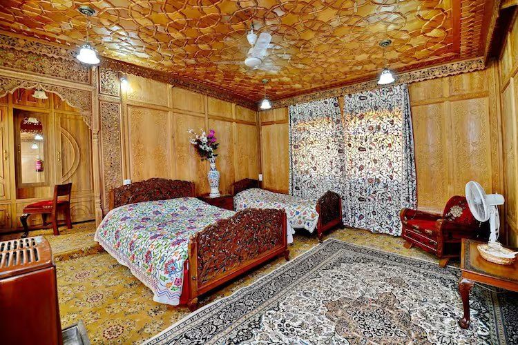 WelcomHeritage Gurkha Houseboats Deluxe Room 4