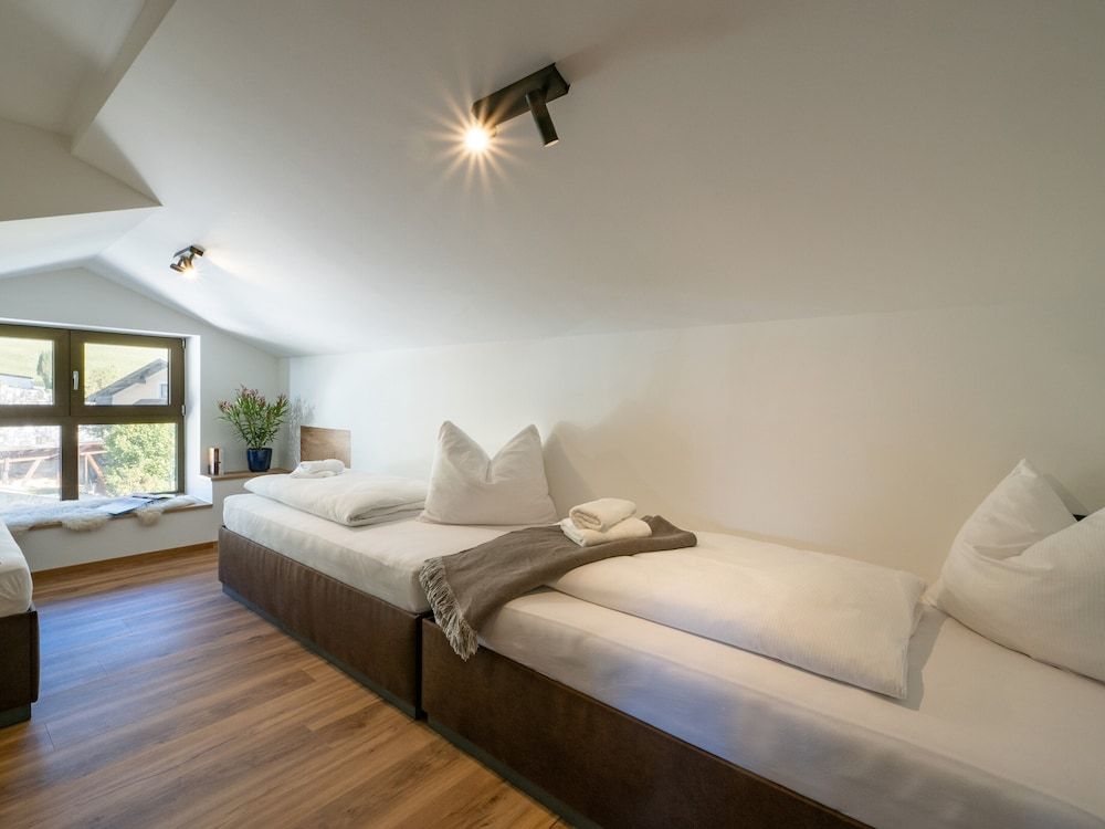 Exclusive Penthouse, 2 Bedrooms, Patio, Mountain View