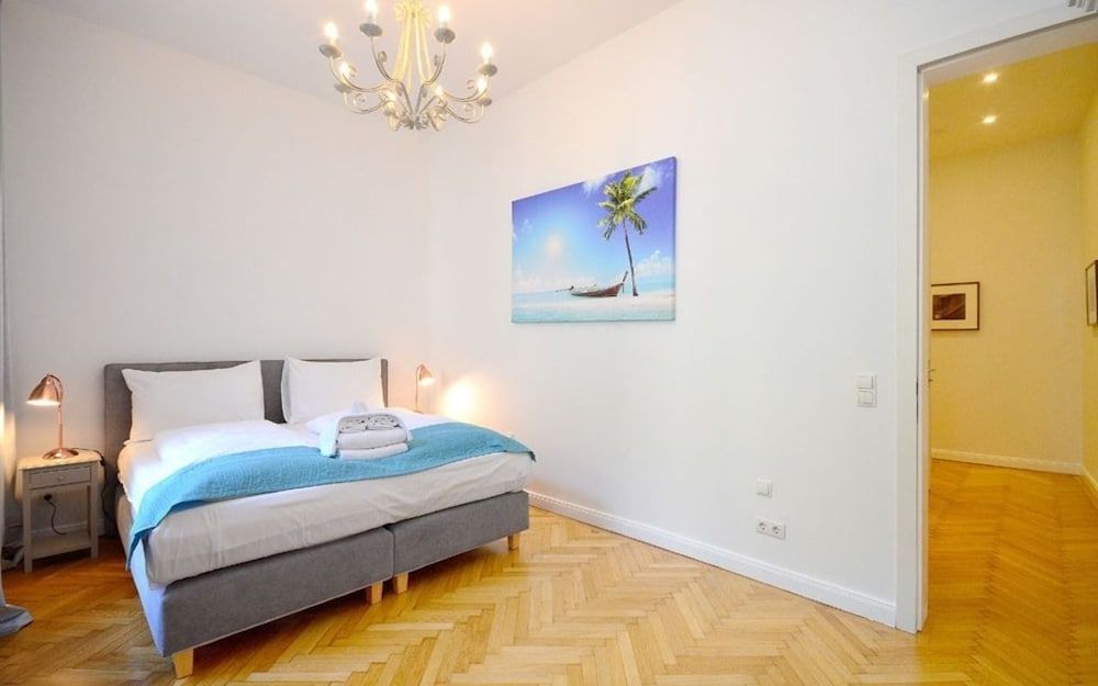 undefined Vienna Residence Colossal Apartment With Balcony and Space for 8 Guests 2