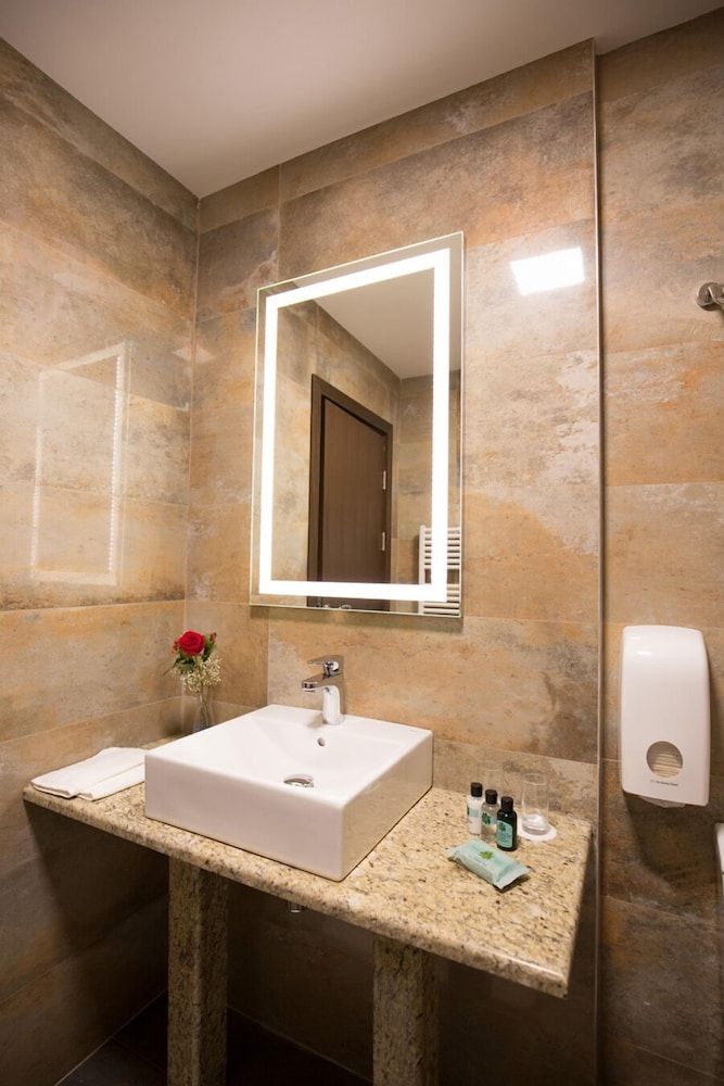 River Lodge Junior Suite, 1 King Bed, Accessible, Garden View 2