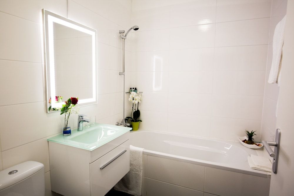 River Lodge Junior Suite, 1 King Bed, Accessible, Garden View 3