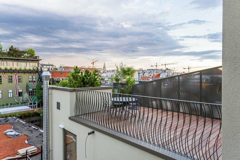 Luxury Residence near Parliament Panoramic Apartment 4