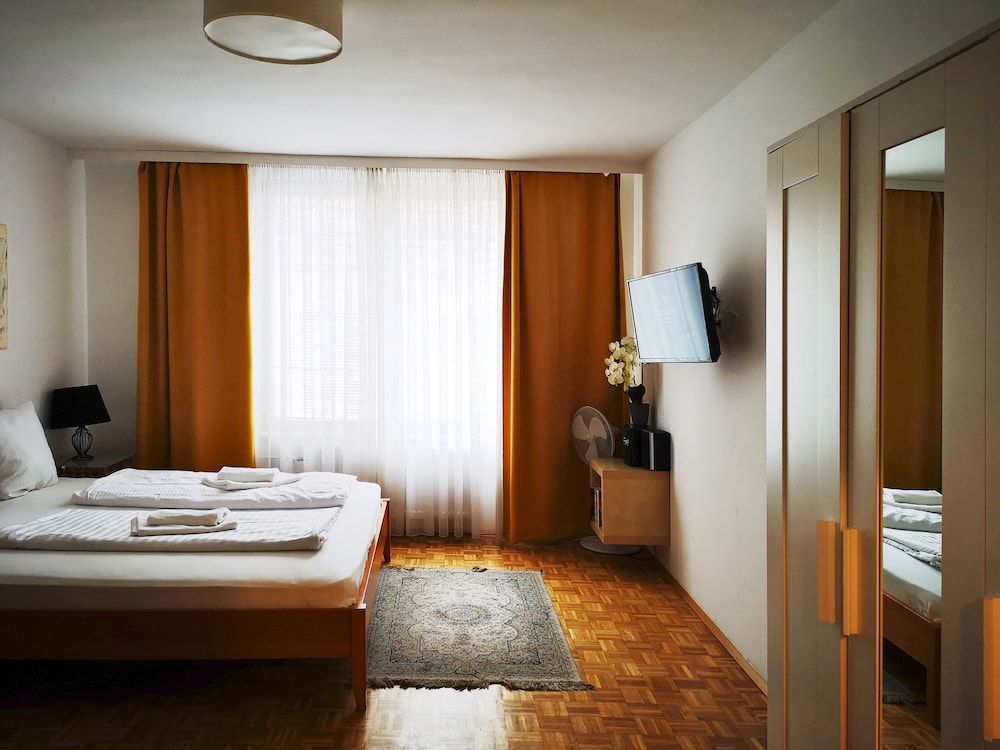 Vienna Studios Studio, City View 11