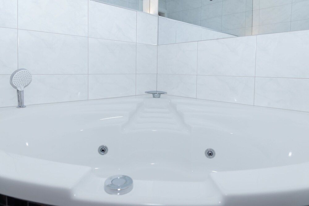 Christiano Apartments Mariahilf Deluxe Apartment, Hot Tub 14