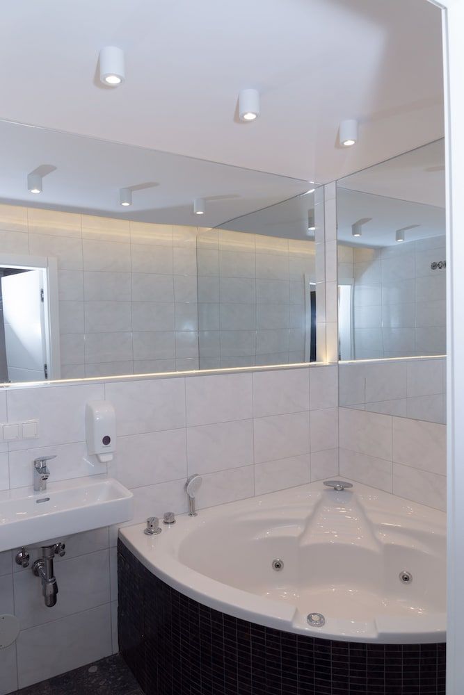 Christiano Apartments Mariahilf Deluxe Apartment, Hot Tub 11