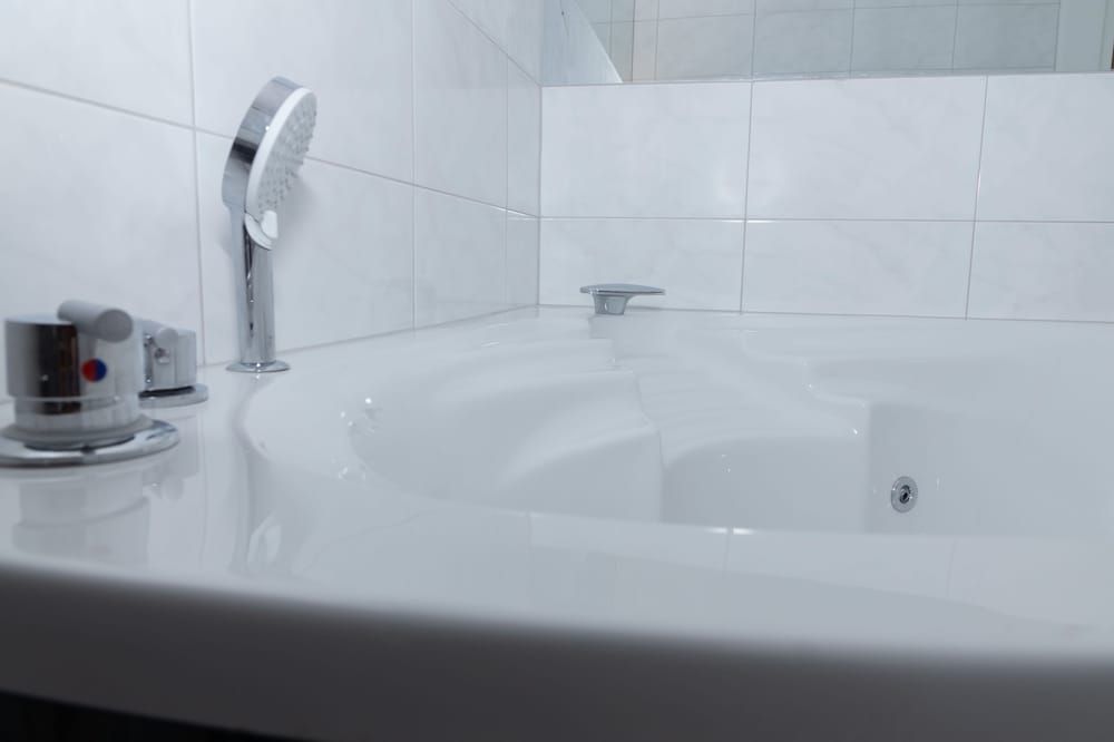 Christiano Apartments Mariahilf Deluxe Apartment, Hot Tub 13