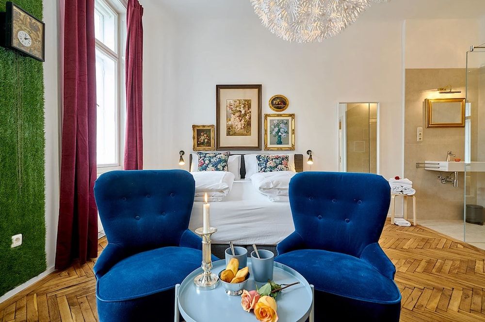 Leuhusen Collection Apartments Vienna Double Room with balcony, shower, shared toilet "Koi" 20