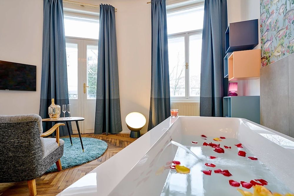 Leuhusen Collection Apartments Vienna Double Room with balcony, shower, shared toilet "Koi" 18