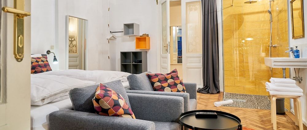 Leuhusen Collection Apartments Vienna Double Room with balcony, shower, shared toilet "Koi" 22