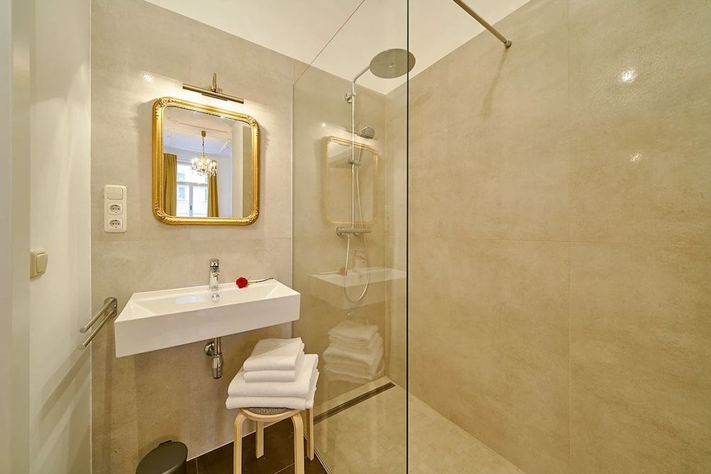 Leuhusen Collection Apartments Vienna Double Room with balcony, shower, shared toilet "Koi" 13
