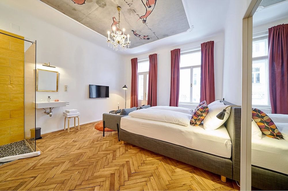 Leuhusen Collection Apartments Vienna Double Room with balcony, shower, shared toilet "Koi" 7