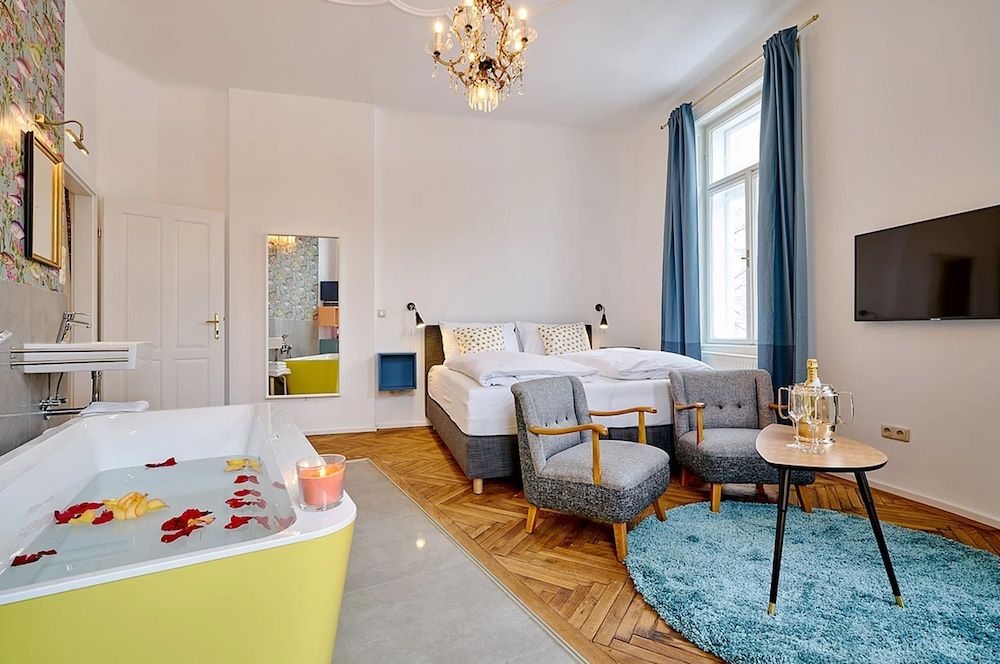 Leuhusen Collection Apartments Vienna Double Room with balcony, shower, shared toilet "Koi" 21