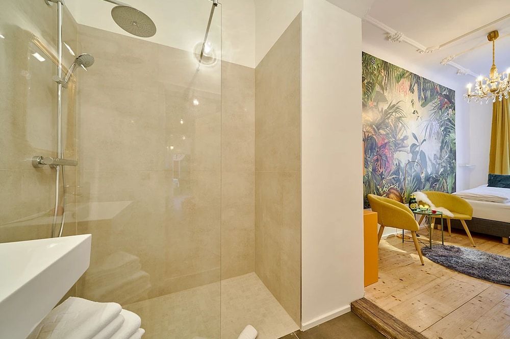 Leuhusen Collection Apartments Vienna Double Room with balcony, shower, shared toilet "Koi" 12