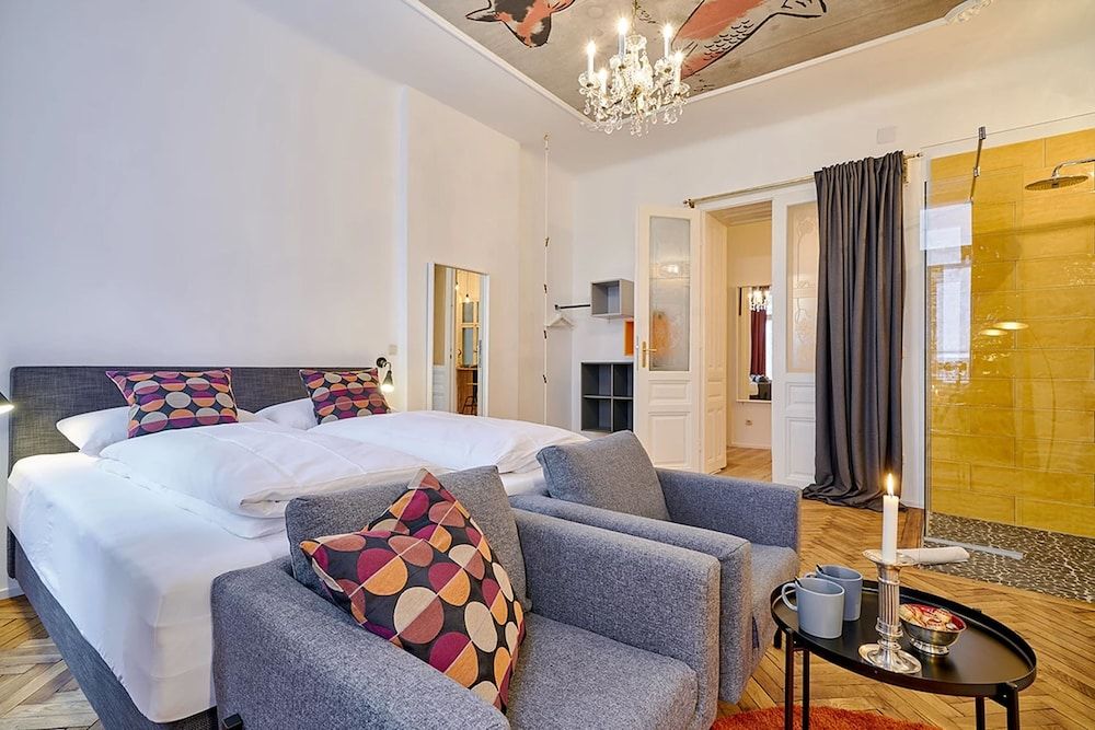 Leuhusen Collection Apartments Vienna Double Room with balcony, shower, shared toilet "Koi" 10