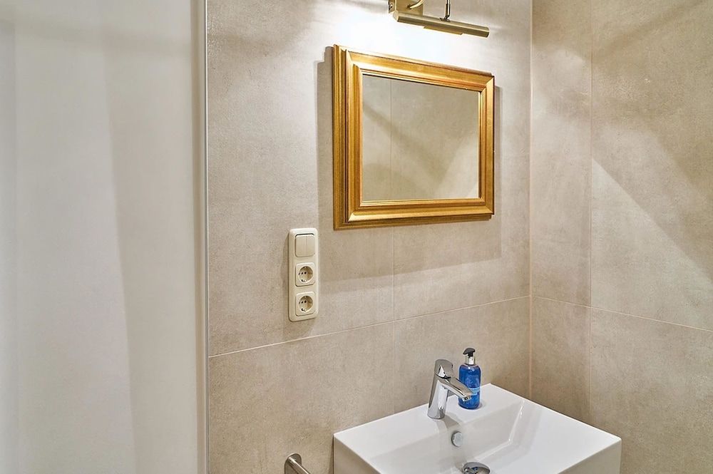 Leuhusen Collection Apartments Vienna Double Room with balcony, shower, shared toilet "Koi" 14