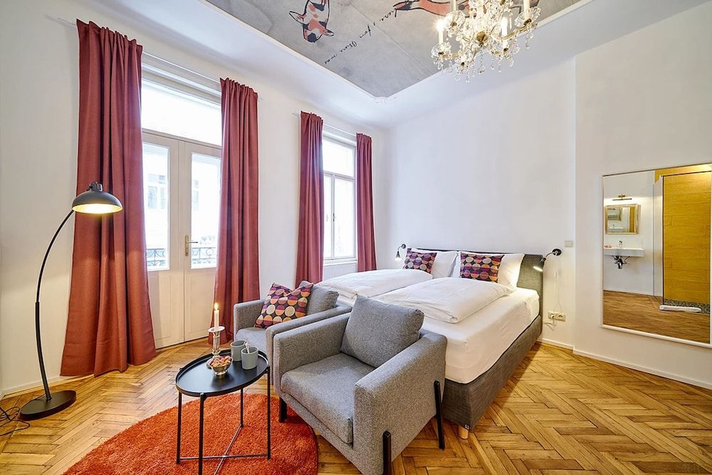 Leuhusen Collection Apartments Vienna Double Room with balcony, shower, shared toilet "Koi" 11