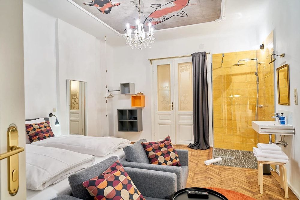 Leuhusen Collection Apartments Vienna Double Room with balcony, shower, shared toilet "Koi" 9