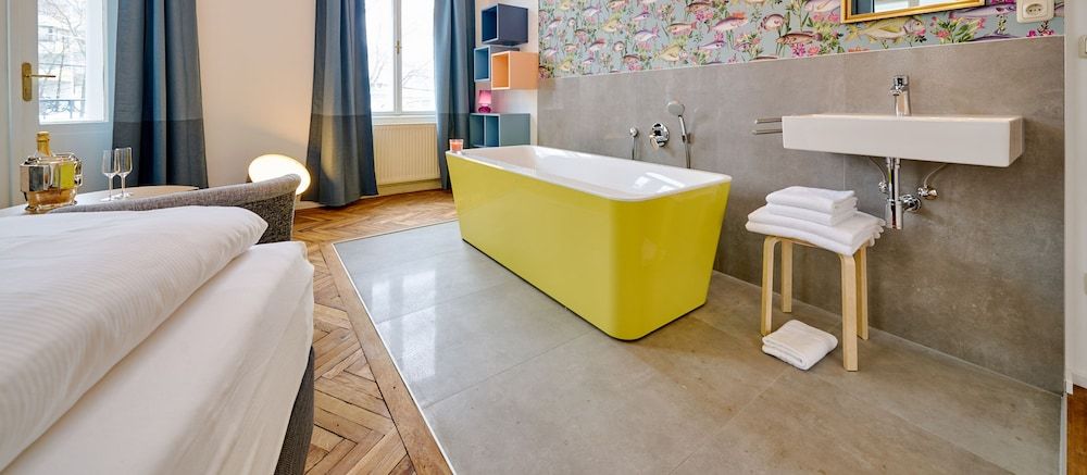 Leuhusen Collection Apartments Vienna Double Room with balcony, shower, shared toilet "Koi" 17