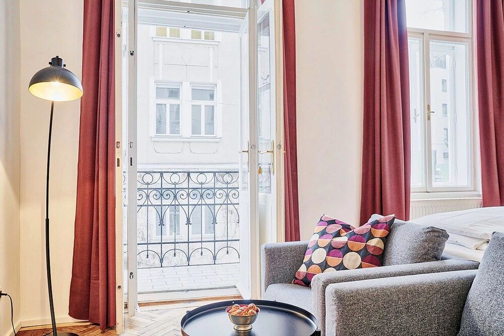 Leuhusen Collection Apartments Vienna Double Room with balcony, shower, shared toilet "Koi" 23