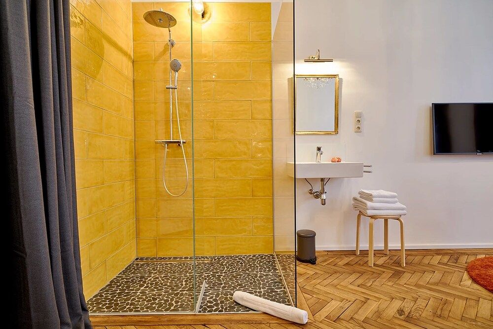 Leuhusen Collection Apartments Vienna Double Room with balcony, shower, shared toilet "Koi" 16