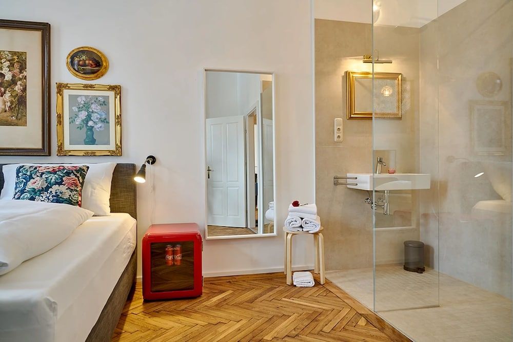 Leuhusen Collection Apartments Vienna Double Room with balcony, shower, shared toilet "Koi" 19