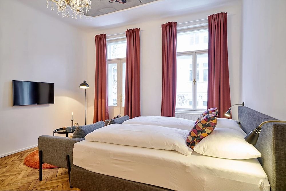 Leuhusen Collection Apartments Vienna Double Room with balcony, shower, shared toilet "Koi" 8