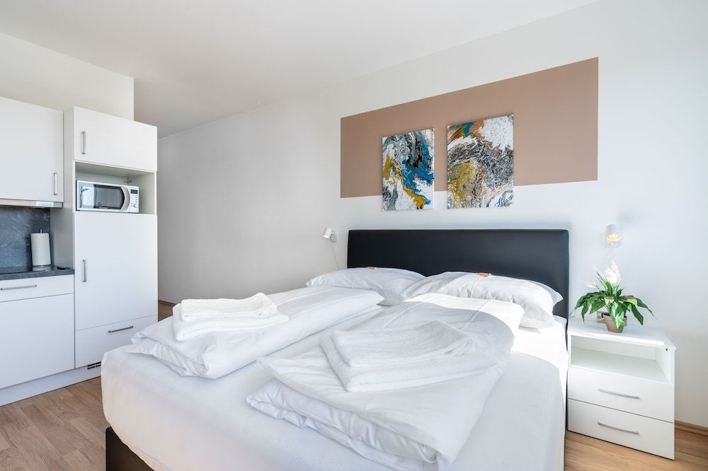 undefined FeelGood Apartments LakeLiving 5