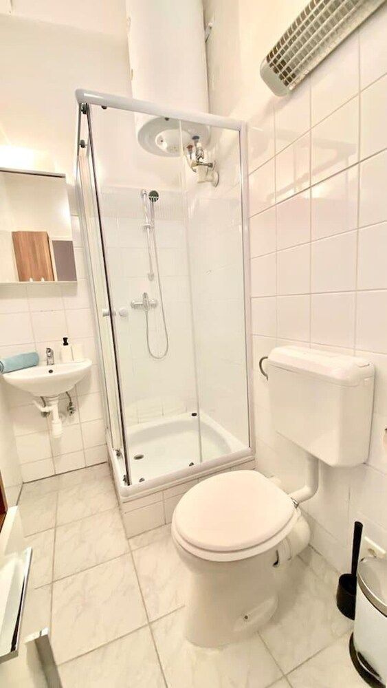 undefined Amazonian Jungle Apartment in Vienna 9