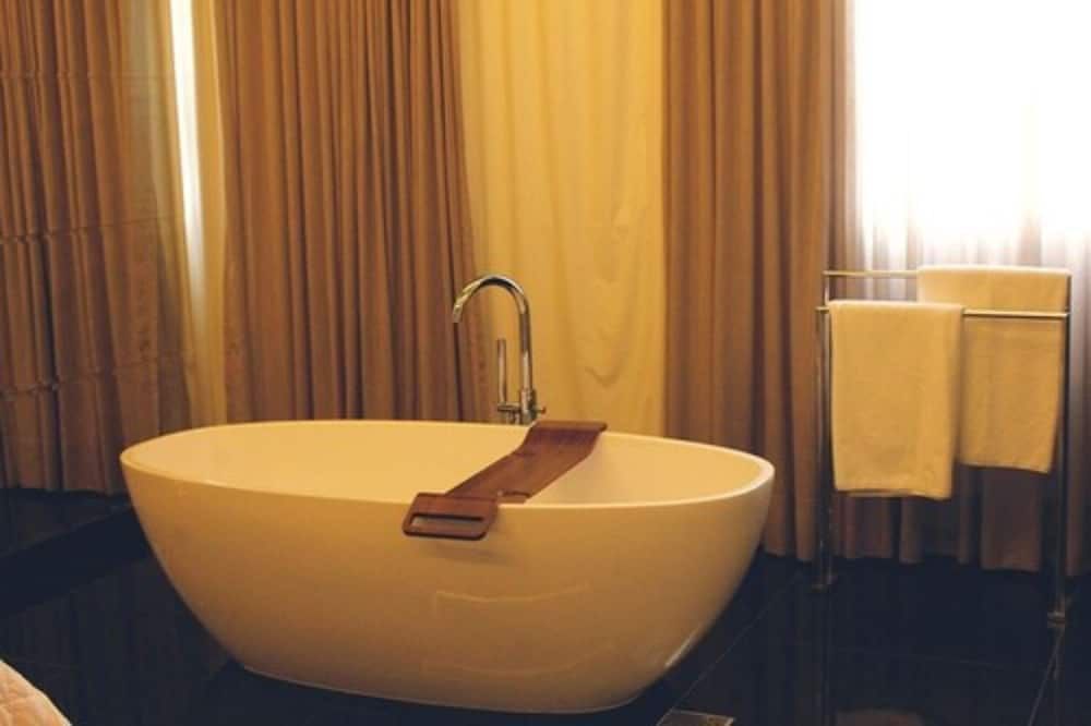 Blue Open Hotel Presidential Room, 1 King Bed 3