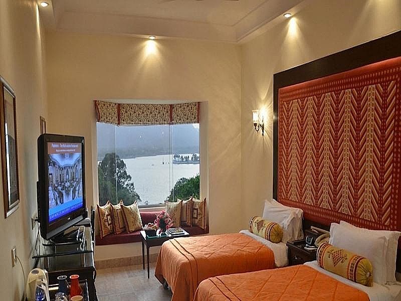 Twin Bed Room with Lake View