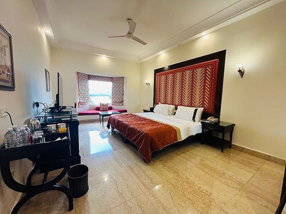 1 King Bed Room with Lake View