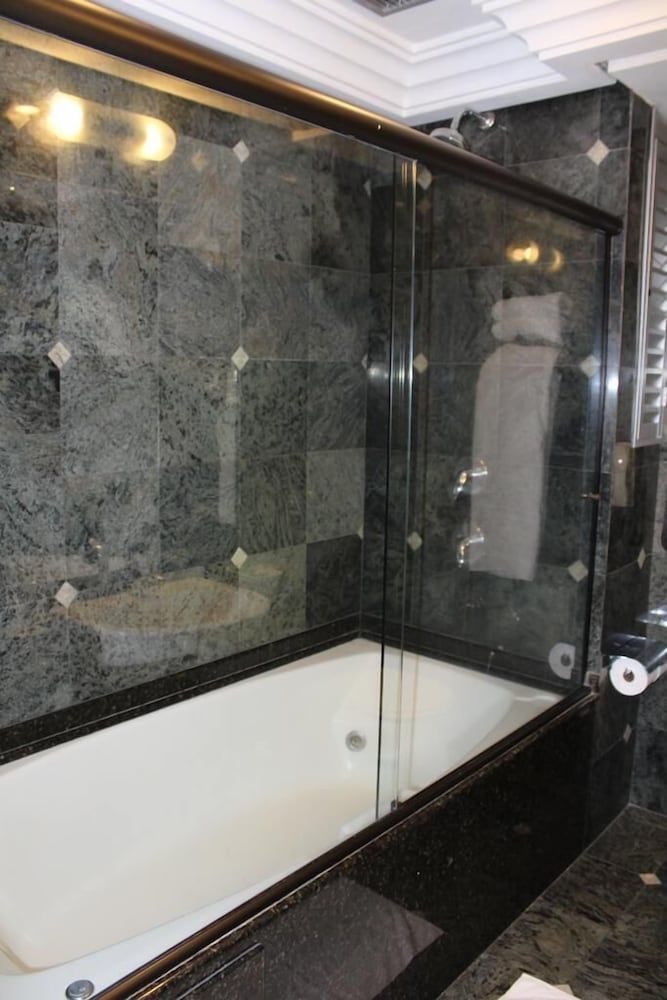 Hotel Bertaso Deluxe Suite, Jetted Tub (Master) 10