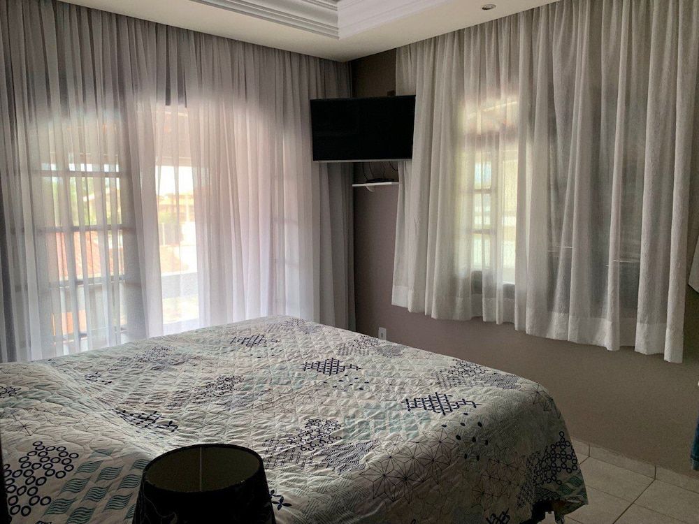 Honeymoon House, Pool Access