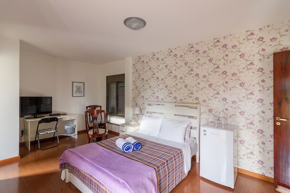 Executive Suite, Bathtub