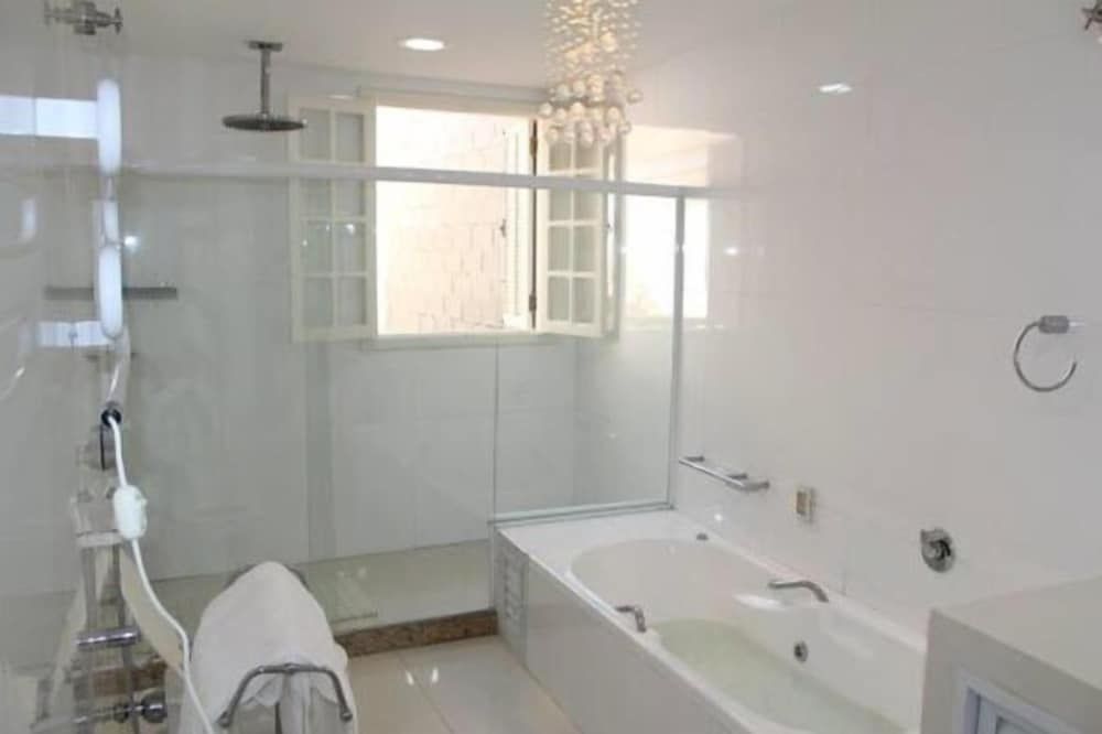 Deep Soaking Bathtub