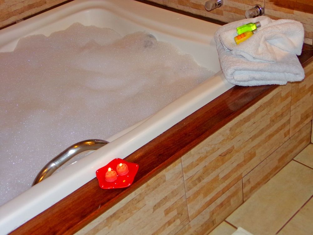 pousada caminho do escorrega Superior Chalet, Hot Tub 3