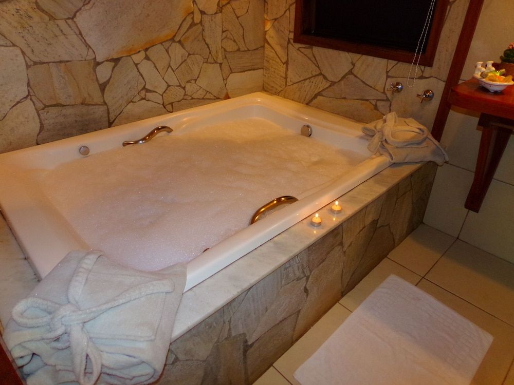 pousada caminho do escorrega Superior Chalet, Hot Tub 5