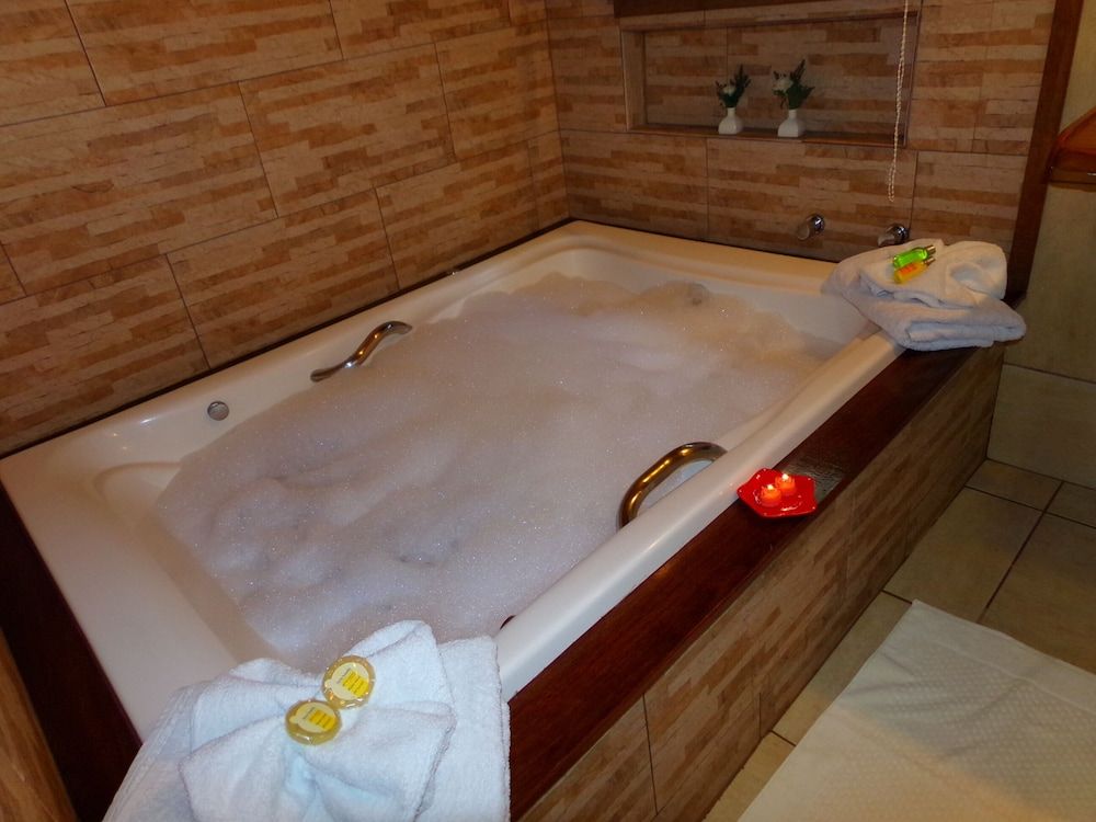 pousada caminho do escorrega Superior Chalet, Hot Tub 2