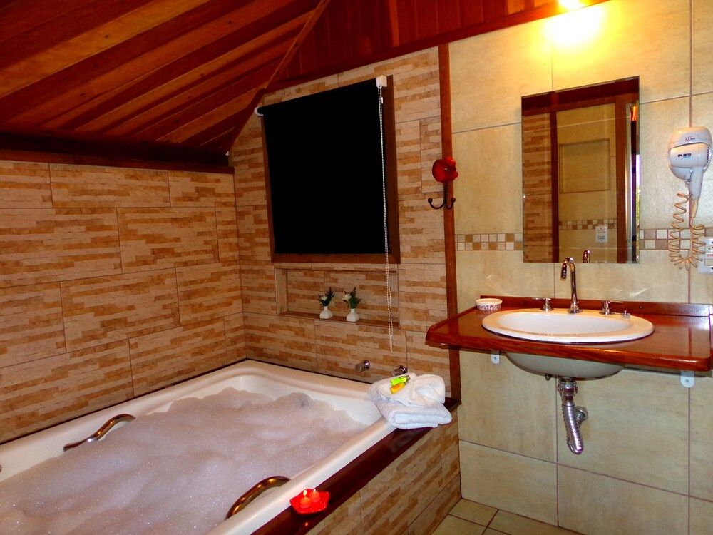 pousada caminho do escorrega Superior Chalet, Hot Tub
