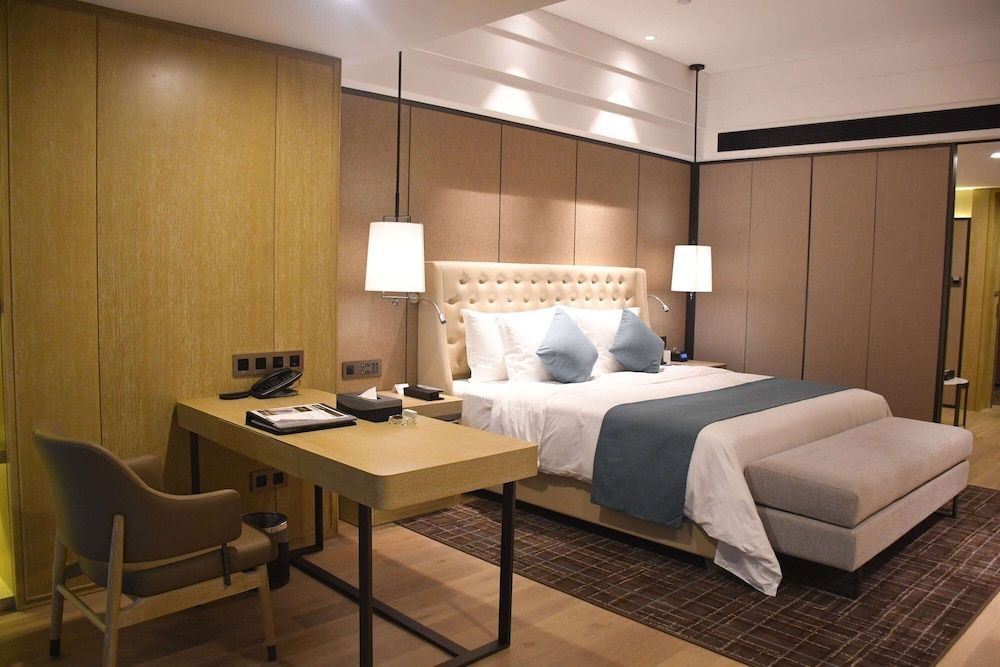 Premier Room, 1 King Bed, Smoking