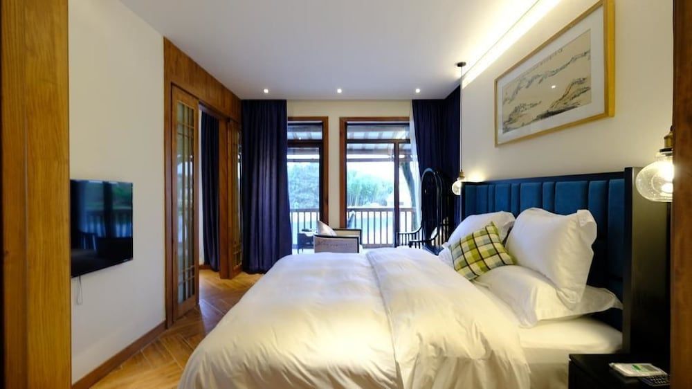 Superior Room, Lake View
