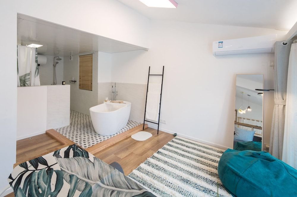 Kun Hao Inn Deluxe Family Suite with Balcony 3