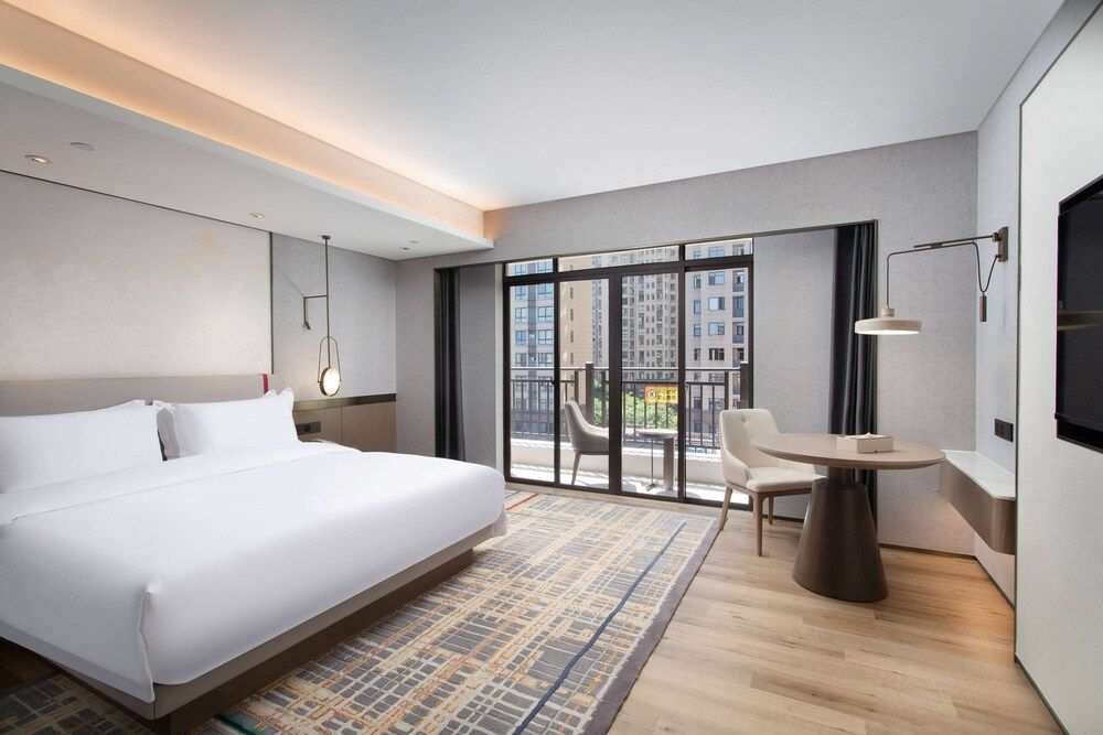 Room, 1 King Bed, Non Smoking (Ladies)
