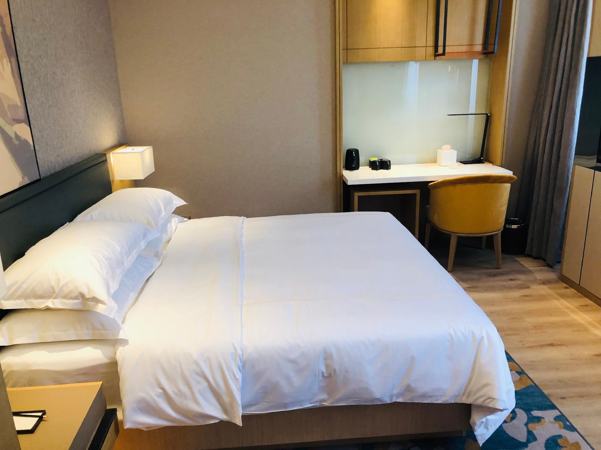 Business Queen Room