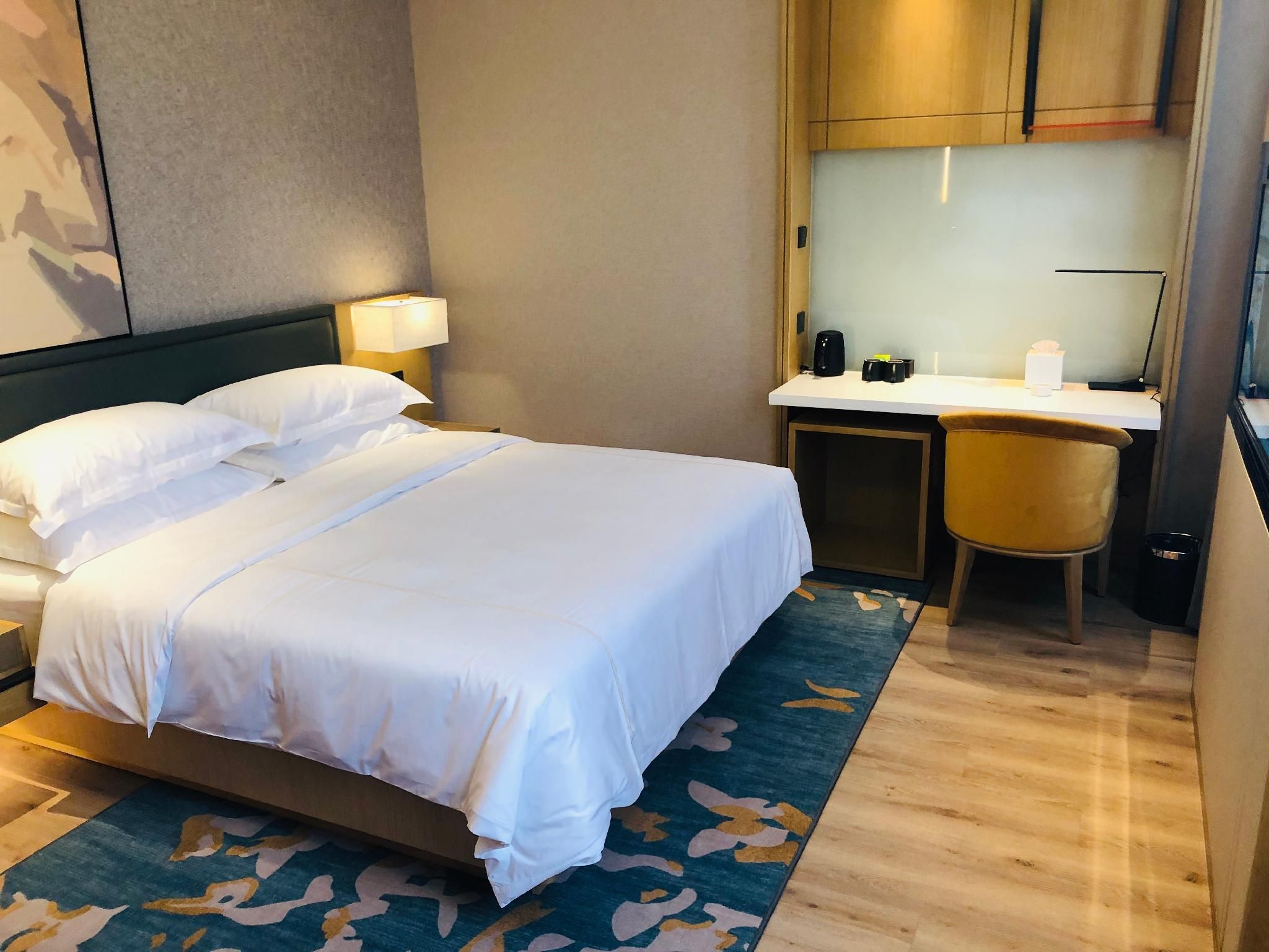 Business Queen Room